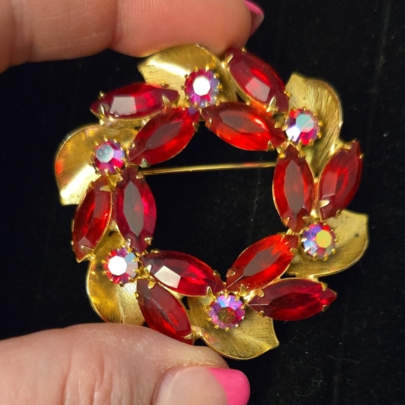 Vintage Juliana Red and Gold Wreath Brooch w/ Aurora Borealis - Picture 6 of 7
